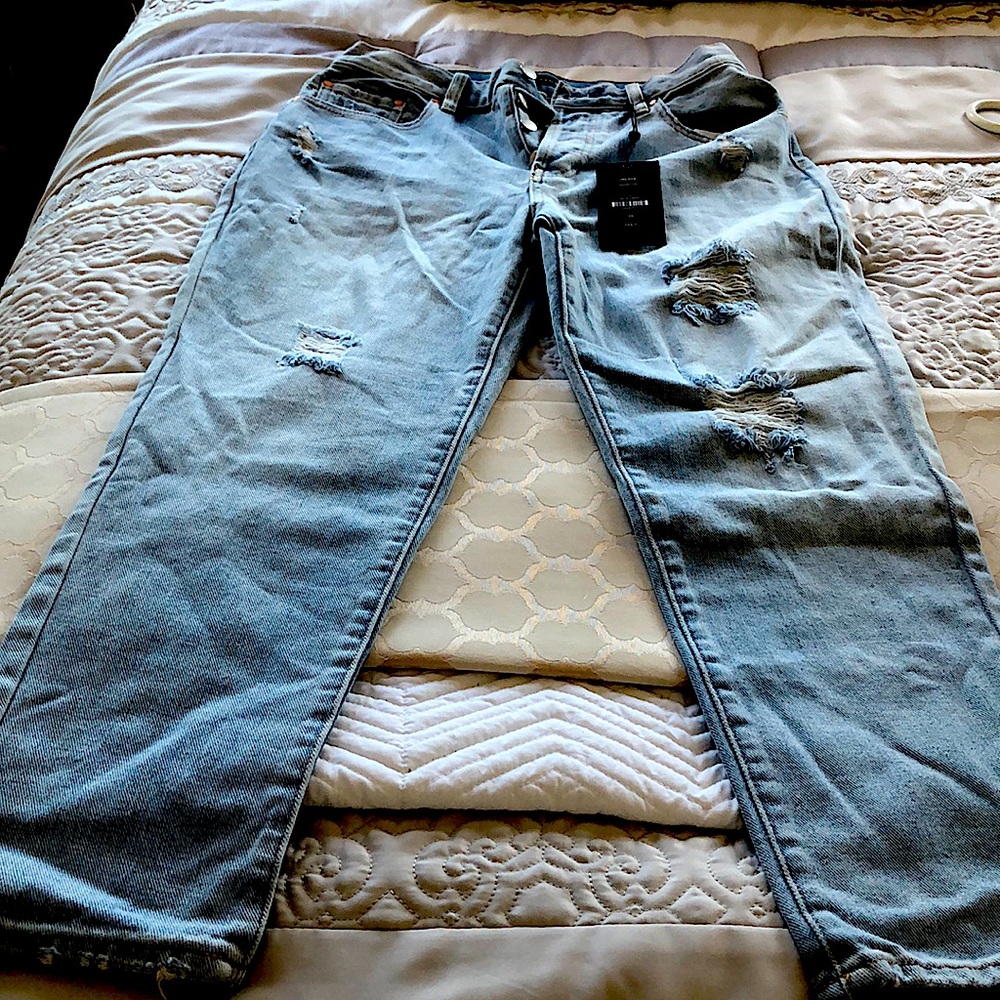 🌻Kendlall & Kylie NWT size 28 jeans, button closure